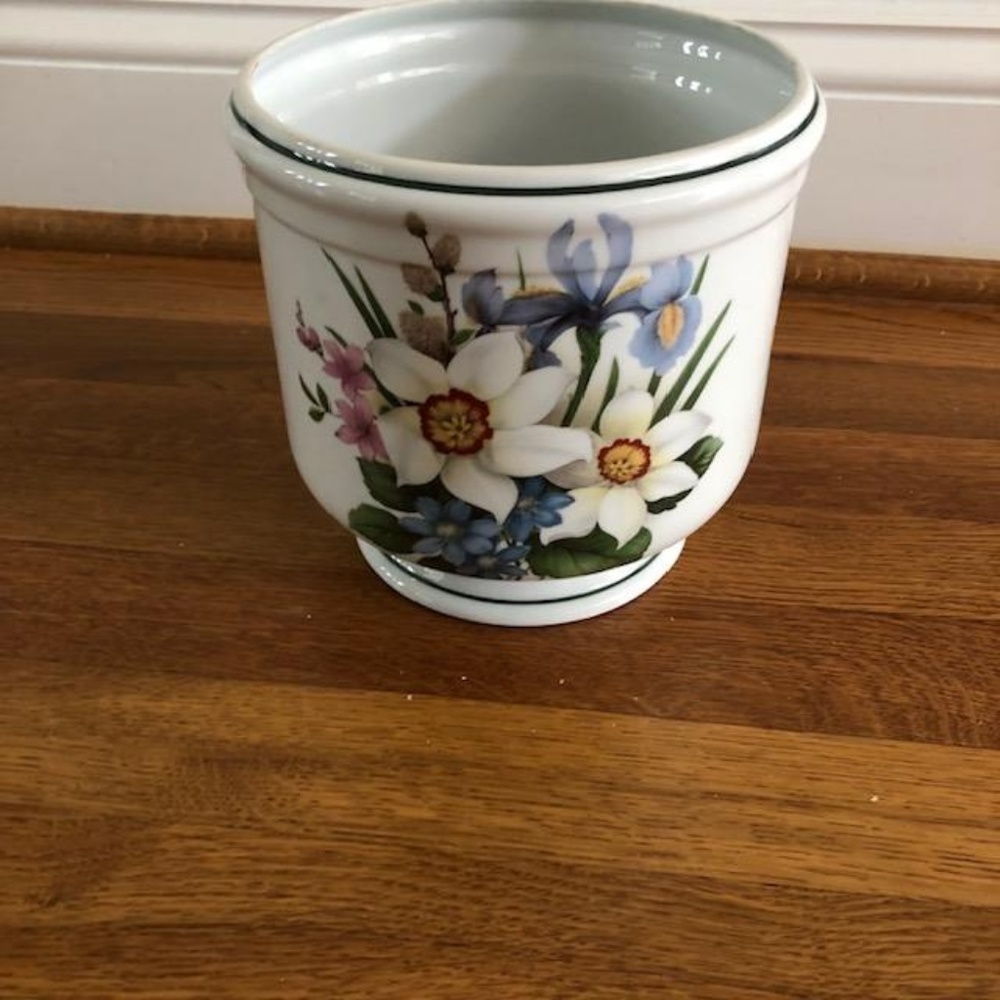 Beautiful flower pot - Picture 2 of 3